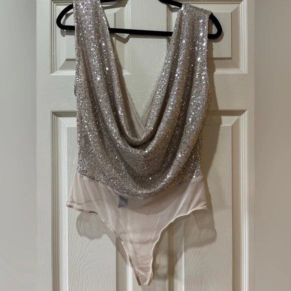 NWT Lulu’s Evening of Wonder Sequin Cowl Back Bodysuit - Picture 8 of 9